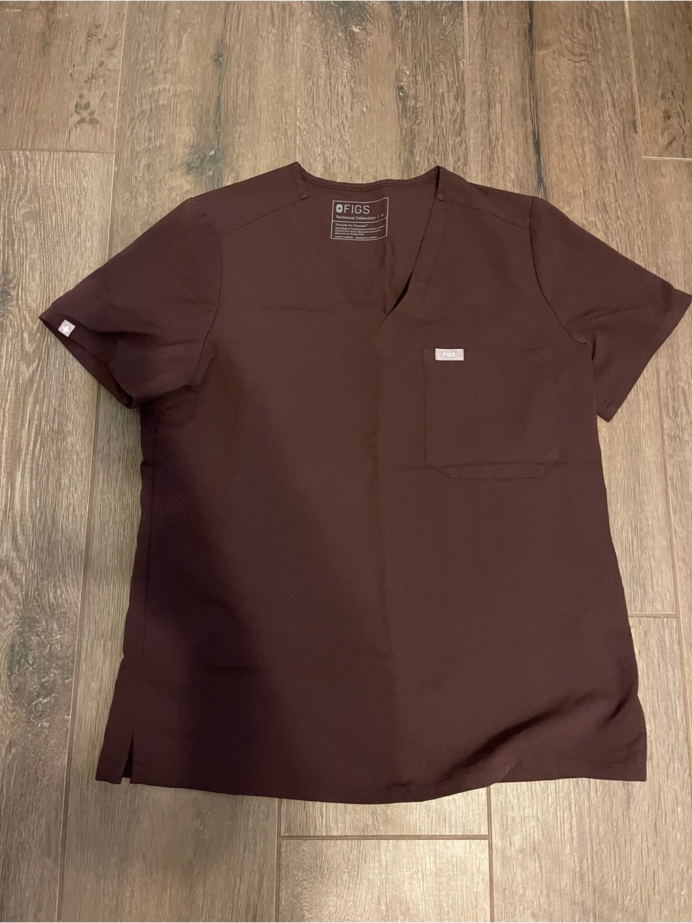 FIGS Catarina FREEx One-Pocket Scrub Top Dark Fig – Medium